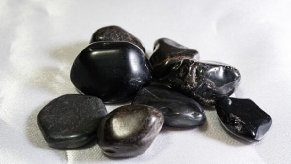 悪縁を断ち切るならこれ！　縁切り・厄よけ効果に期待ができるパワーストーンとは