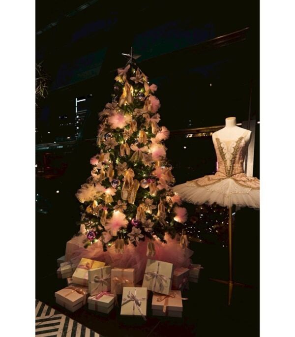 【メルキュール東京日比谷】レペットと東京バレエ団のクリスマスディスプレイ＆「くるみ割り人形」アフタヌーンティー開催中