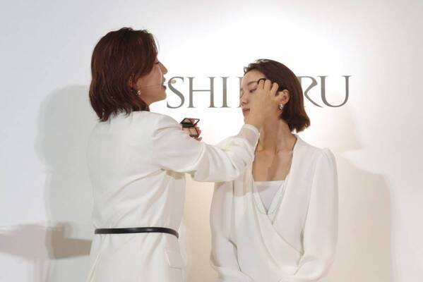 SHIRORUから初のベースメイクアイテムが登場！　素肌以上の素肌感を演出。おすすめの使い方は？