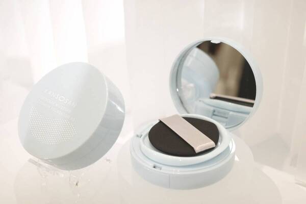 乾燥さんからふき取り美容液とクッションファンデが登場！　乾燥による毛穴落ちをブロック。うるおいツヤ肌に