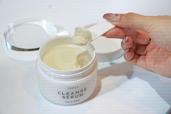 美容液は“塗る”から“落とす”に!?　DUOの新しいピーリング「デュオ クレンズセラム ピール＆ブースト」でつるつるお肌を実現