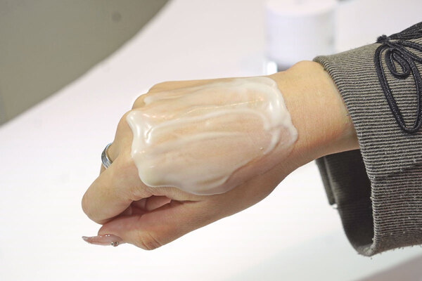 美容液は“塗る”から“落とす”に!?　DUOの新しいピーリング「デュオ クレンズセラム ピール＆ブースト」でつるつるお肌を実現