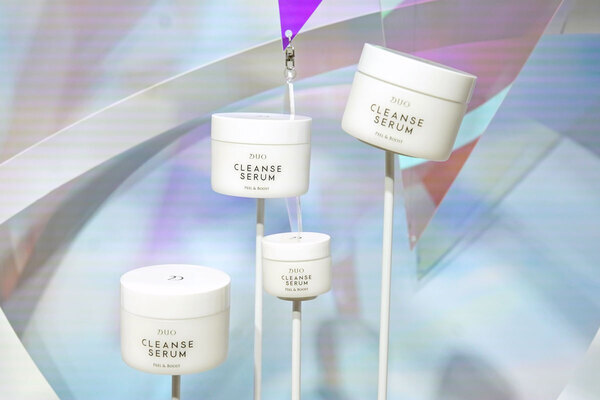 美容液は“塗る”から“落とす”に!?　DUOの新しいピーリング「デュオ クレンズセラム ピール＆ブースト」でつるつるお肌を実現