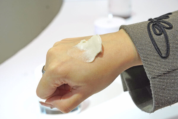 美容液は“塗る”から“落とす”に!?　DUOの新しいピーリング「デュオ クレンズセラム ピール＆ブースト」でつるつるお肌を実現