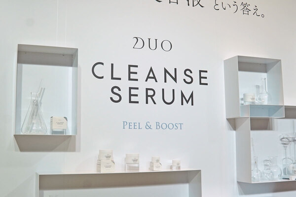 美容液は“塗る”から“落とす”に!?　DUOの新しいピーリング「デュオ クレンズセラム ピール＆ブースト」でつるつるお肌を実現