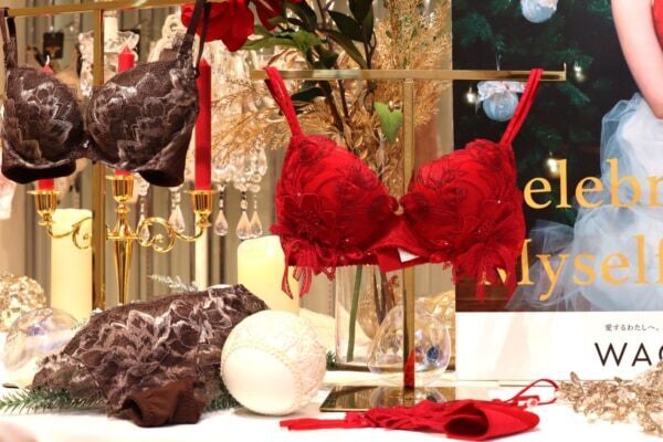 ワコール2025年ホリデーコレクションが登場。心華やぐご褒美ランジェリーと美シルエットをかなえるカップ付インナーに注目！　