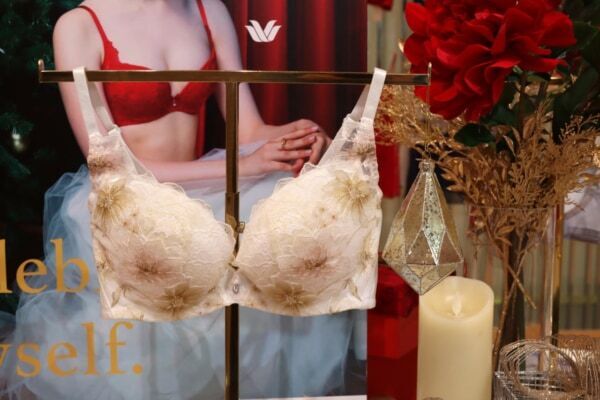 ワコール2025年ホリデーコレクションが登場。心華やぐご褒美ランジェリーと美シルエットをかなえるカップ付インナーに注目！　