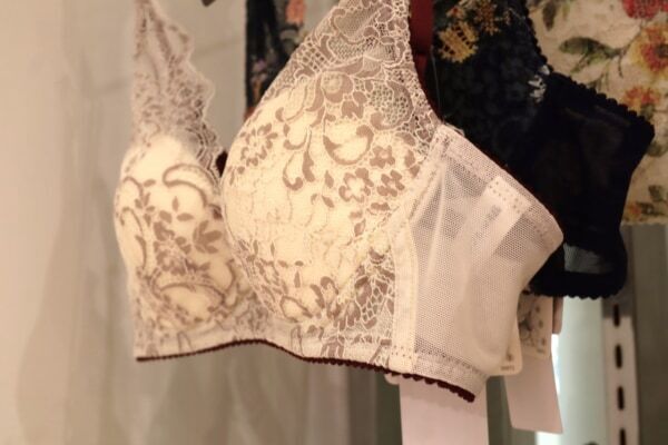 ワコール2025年ホリデーコレクションが登場。心華やぐご褒美ランジェリーと美シルエットをかなえるカップ付インナーに注目！　