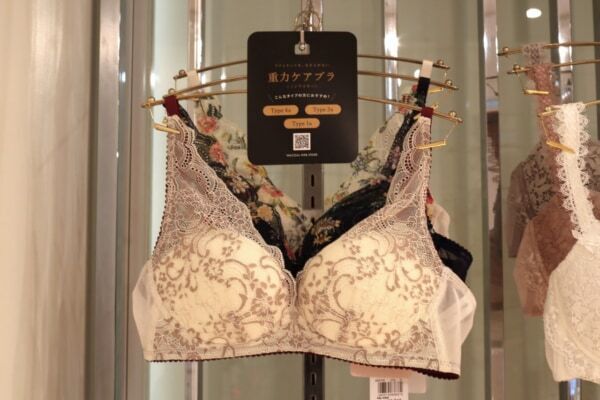 ワコール2025年ホリデーコレクションが登場。心華やぐご褒美ランジェリーと美シルエットをかなえるカップ付インナーに注目！　