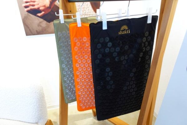 6,000個のスパイクでセルフ全身指圧！　“クセになる痛さ”が話題沸騰中の「シャクティマット」を体験してみた