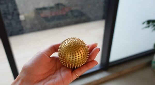 6,000個のスパイクでセルフ全身指圧！　“クセになる痛さ”が話題沸騰中の「シャクティマット」を体験してみた