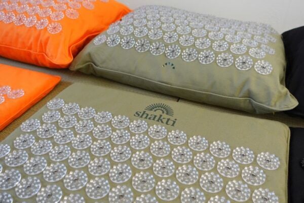 6,000個のスパイクでセルフ全身指圧！　“クセになる痛さ”が話題沸騰中の「シャクティマット」を体験してみた