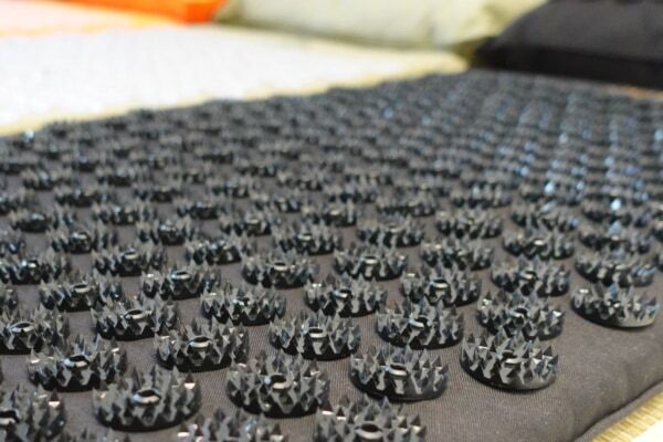 6,000個のスパイクでセルフ全身指圧！　“クセになる痛さ”が話題沸騰中の「シャクティマット」を体験してみた