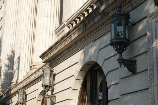 歴史建築の中で味わう特別な一杯。「明治安田 CAFE 丸の内」オープン【明治生命館リニューアルレポ】