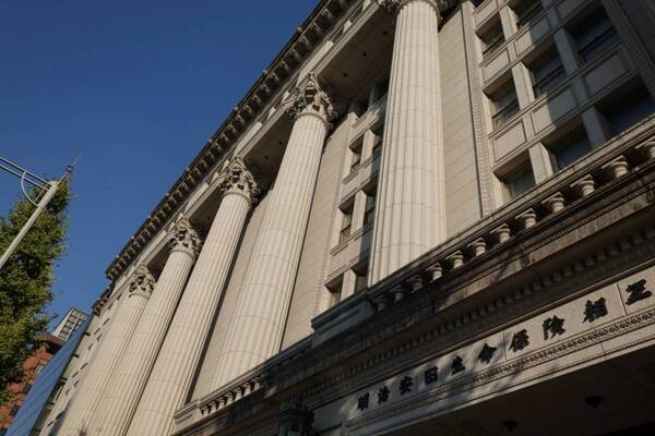 歴史建築の中で味わう特別な一杯。「明治安田 CAFE 丸の内」オープン【明治生命館リニューアルレポ】