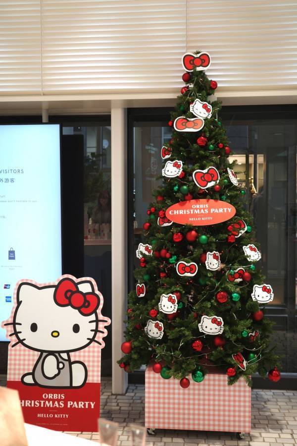 ハローキティ×『SKINCARE LOUNGE BY ORBIS』クリスマスイベントを開催！　限定ボトル、ドリンクに来店イベントも