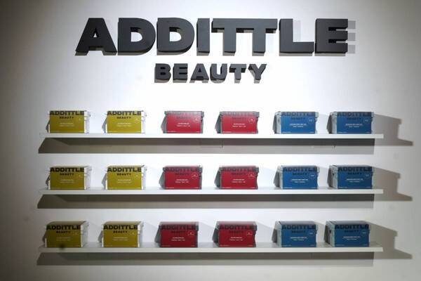 “タキマキ”滝沢眞規子プロデュース「ADDITTLE BEAUTY」デビュー。フェイスマスク2種と拭き取り化粧水シートが登場