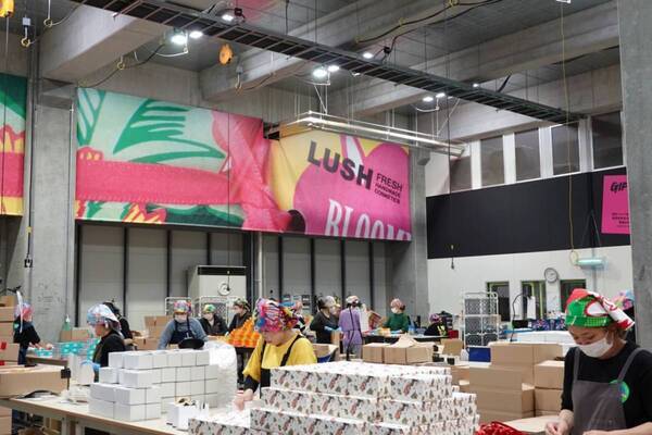なぜLUSHは「非効率」を選ぶのか？　大切な人に贈りたくなる“ハンドメイド”へのこだわり