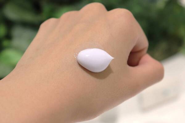 肌に寄り添う青のスキンケアで年末を乗り越える！　とことん肌に優しい処方にこだわった「hitohada」シリーズをレビュー