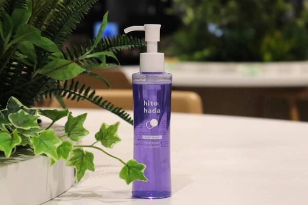 肌に寄り添う青のスキンケアで年末を乗り越える！　とことん肌に優しい処方にこだわった「hitohada」シリーズをレビュー