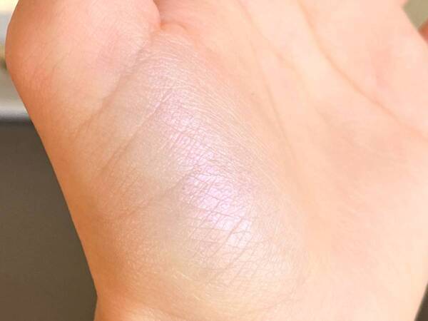 クリスマスや忘年会に、ドリーミーピンクでつくる冬の華やかフェイス。バニラコ「シルキーグロウハイライター」がプリズムな光を放つ