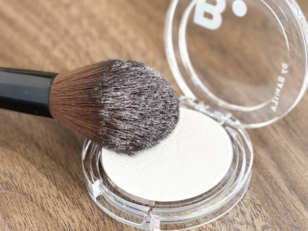 クリスマスや忘年会に、ドリーミーピンクでつくる冬の華やかフェイス。バニラコ「シルキーグロウハイライター」がプリズムな光を放つ