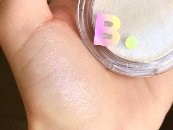 クリスマスや忘年会に、ドリーミーピンクでつくる冬の華やかフェイス。バニラコ「シルキーグロウハイライター」がプリズムな光を放つ