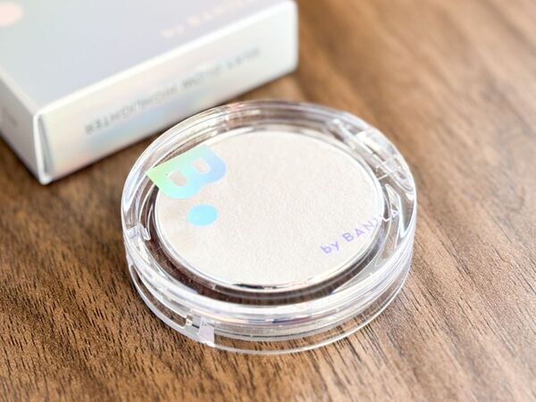 クリスマスや忘年会に、ドリーミーピンクでつくる冬の華やかフェイス。バニラコ「シルキーグロウハイライター」がプリズムな光を放つ