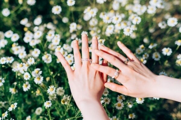 指輪をつける位置には意味がある？　恋愛運アップに効果的な指輪の付け方を解説