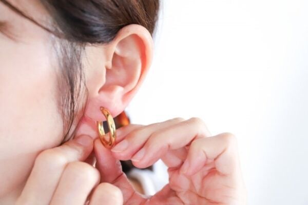 ピアスは何個つけるかで意味が変わるって本当？　耳の位置と、ピアスの個数別の意味を詳しく解説