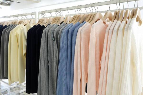 春先まで大活躍！　ユニクロの新作ニットが主役のオフィスコーデ3選