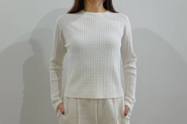 春先まで大活躍！　ユニクロの新作ニットが主役のオフィスコーデ3選