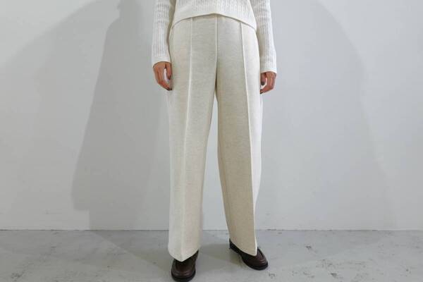 春先まで大活躍！　ユニクロの新作ニットが主役のオフィスコーデ3選