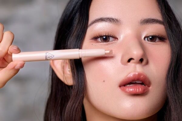 3CEの「アイスイッチ」シリーズからスティックタイプのアイシャドウ・ハイライトが登場