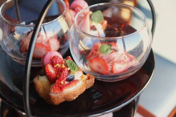 地上150mでいちごを堪能♡　東京ドームホテルで楽しむ”大人リッチ”な「ストロベリーアフタヌーンティー」
