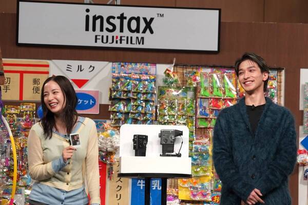 横浜流星＆広瀬すずがレトロ駄菓子屋で和気あいあいなショート動画撮影！　富士フイルムから動画も撮れる新世代チェキが登場
