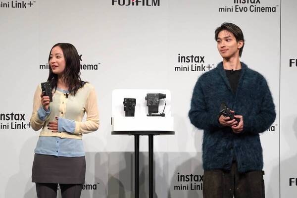 横浜流星＆広瀬すずがレトロ駄菓子屋で和気あいあいなショート動画撮影！　富士フイルムから動画も撮れる新世代チェキが登場