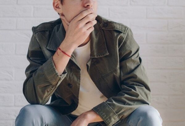 【隠された本音】男性が無意識に好きな女性に取ってしまう特別なサインとは