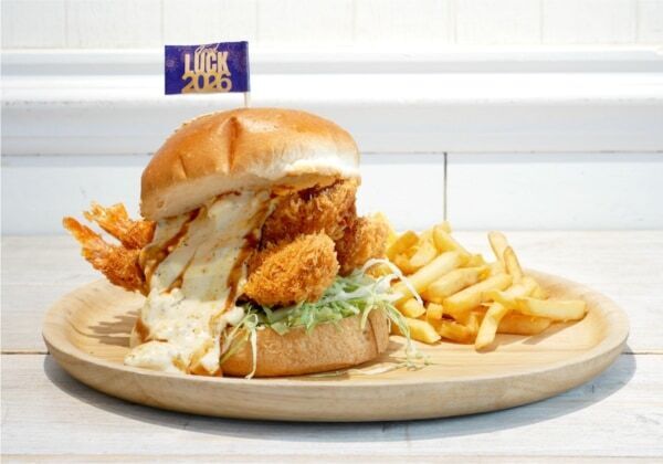 これが2026年の開運バーガー。「たっぷりタルタル エビフライバーガー」新登場！
