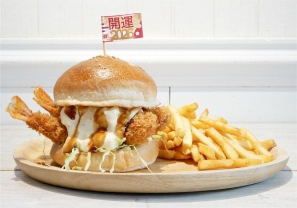 これが2026年の開運バーガー。「たっぷりタルタル エビフライバーガー」新登場！