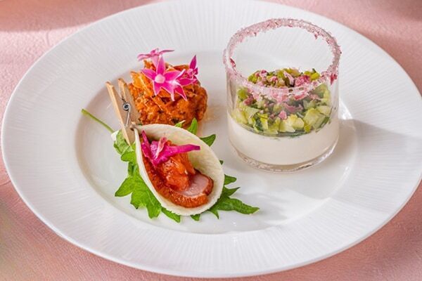 春の味覚を楽しむ。ストリングスホテル東京に贅沢な「桜いちごセレクション アフタヌーンティー」が登場