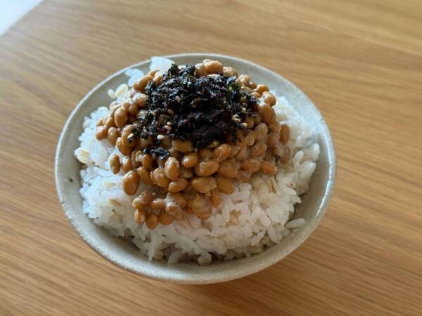 常備して正解。「ふりかけるクザクわかめ® 梅じそ」で作る秒速アレンジごはん