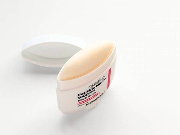 【アンダー2,500円ネックケア】首の深いシワには“たっぷり&こまめに”が鉄則！　スティックorチューブどっちが好み？