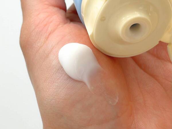 【アンダー2,500円ネックケア】首の深いシワには“たっぷり&こまめに”が鉄則！　スティックorチューブどっちが好み？