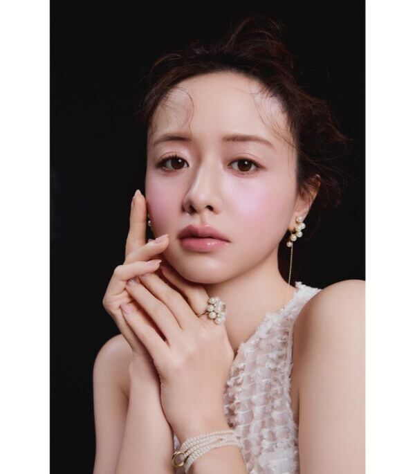 SNIDEL BEAUTY、森香澄 を起用したメイクルックを紹介。可憐さと意志のふたつの表情を引き出す