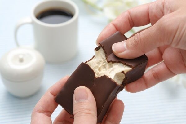 食感もうまい。スナックミーが食感のコントラストを楽しむ「パリもちチョコマシュマロ」を期間限定発売