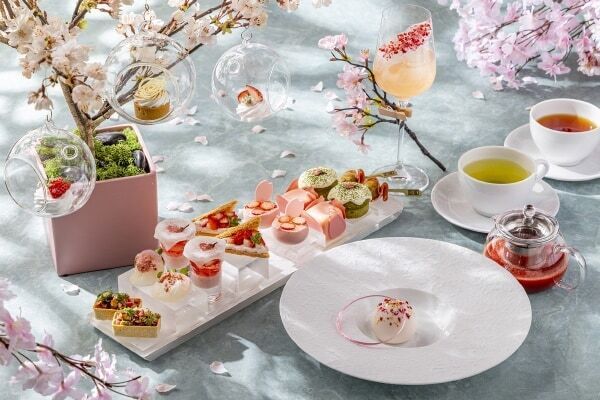 いちごと桜のスイーツで春を彩る。キンプトン新宿東京から「いちごと桜アフタヌーンティー “春彩”」が登場