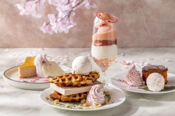 いちごと桜のスイーツで春を彩る。キンプトン新宿東京から「いちごと桜アフタヌーンティー “春彩”」が登場