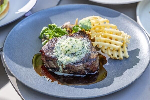 春空テラスでお花見しよう！　キンプトン新宿東京でいちごの食べ比べやスイーツビュッフェ付きのランチが登場