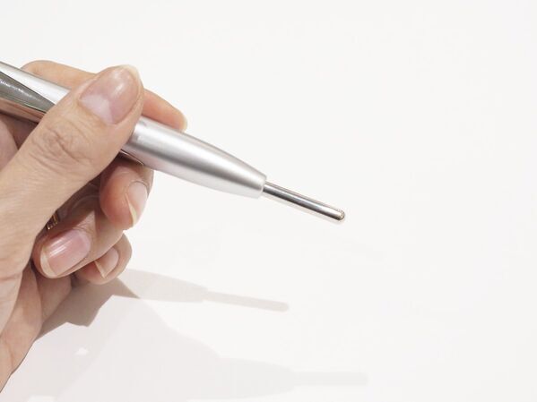 SALONIAから一本3役のペン型美顔器が誕生。点、面、流れに対応する「フェイスカレントポインター」の実力は？